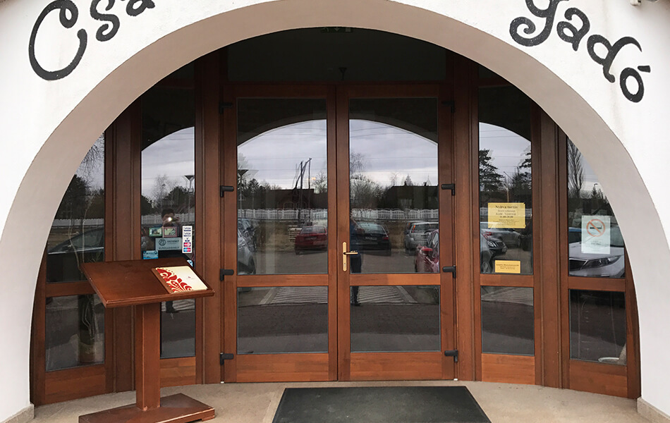 Referencia - bejárati ajtó Piroska Csárda